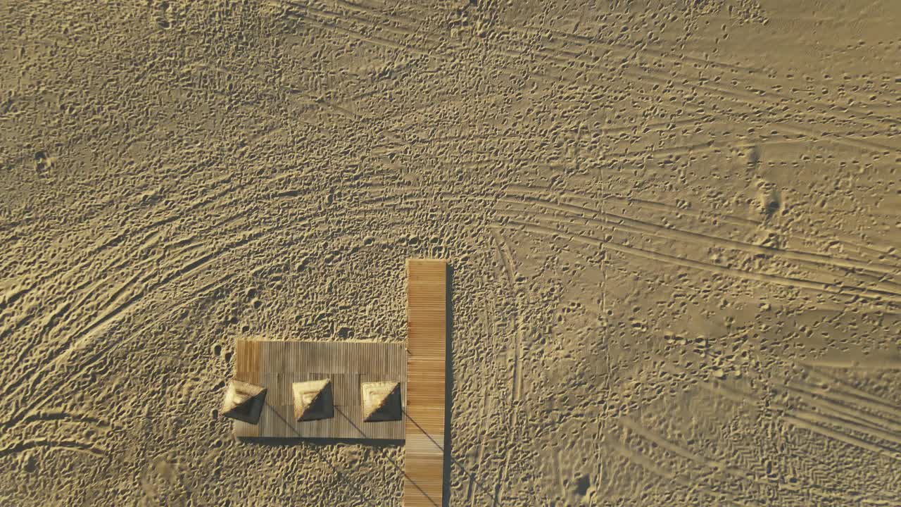 버드아이 뷰로 축소되는 해변의 높은 각도 보기