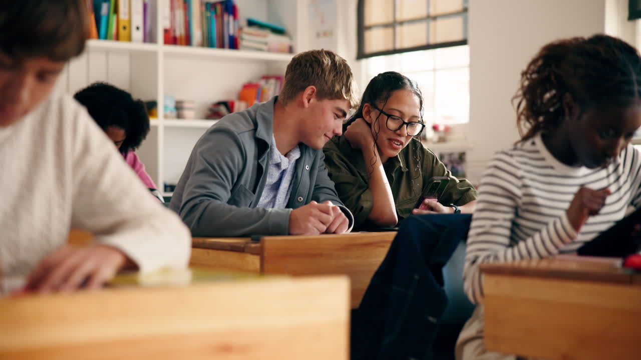 Students Collaborating and Learning in a Diverse Classroom Setting