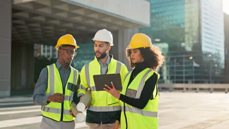 Gente,-Arquitecto-Y-Equipo-Caminando-Con-Tableta