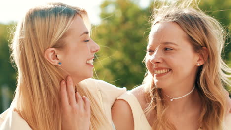 dos mujeres felices disfrutando del tiempo al aire libre