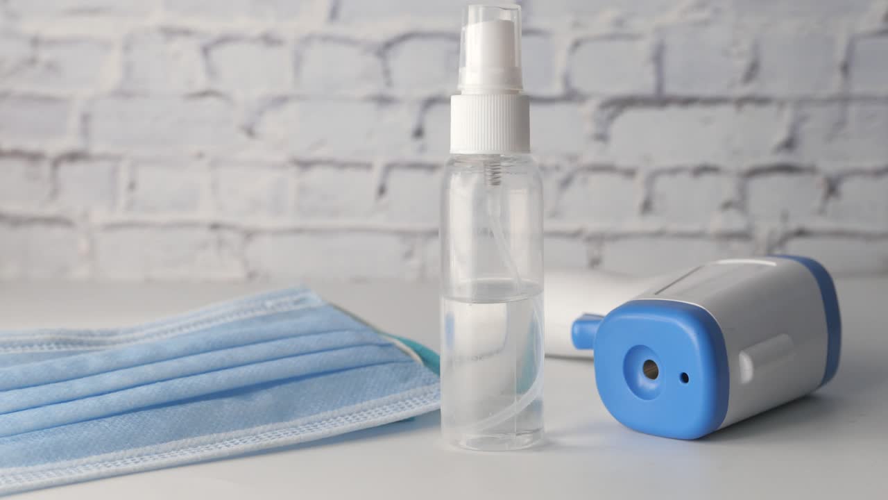 desinfectante para las manos, termómetro y máscara facial para la prevención de la covid-19