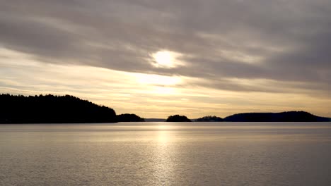 Romantischer-Himmel-über-See-Und-Schwedischem-Archipel,-Nordische-Landschaft