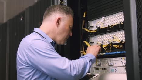 técnico que usa una computadora portátil para analizar el servidor
