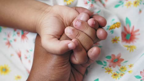 las manos de los niños sosteniendo