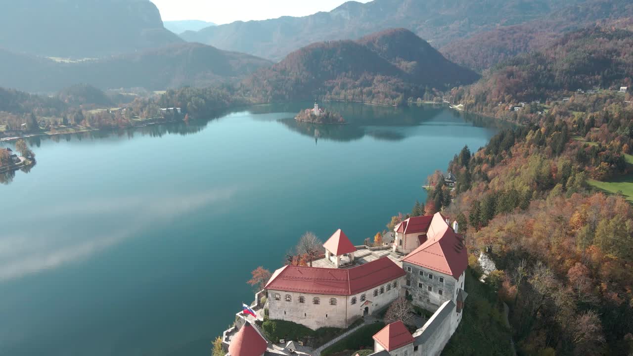 Drone aereo vola sopra il Castello di Bled, Lago di Bled, Alpi europee, in una splendida giornata.