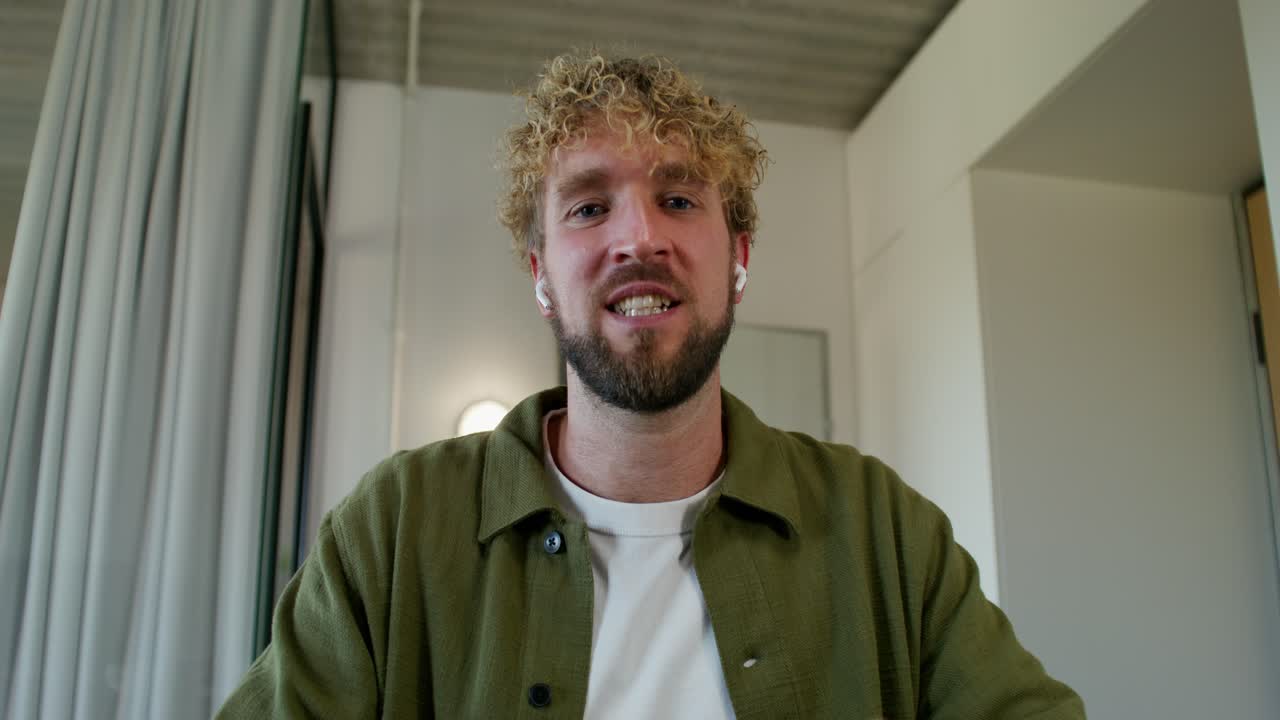 비디오 통화 중인 남자