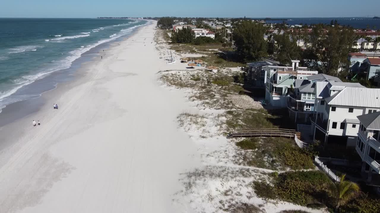 disparo de dron despegando sobre una isla de florida y playas