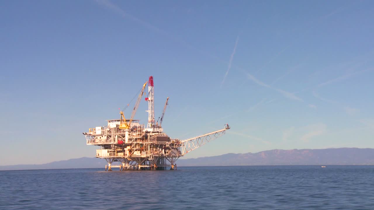 En olieplatform ud for kysten af Santa Barbara, Californien, set fra en forbipasserende båd