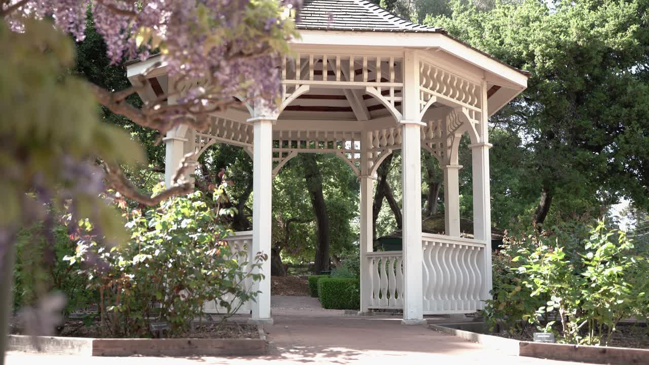 공원의 아름다운 정자 구조