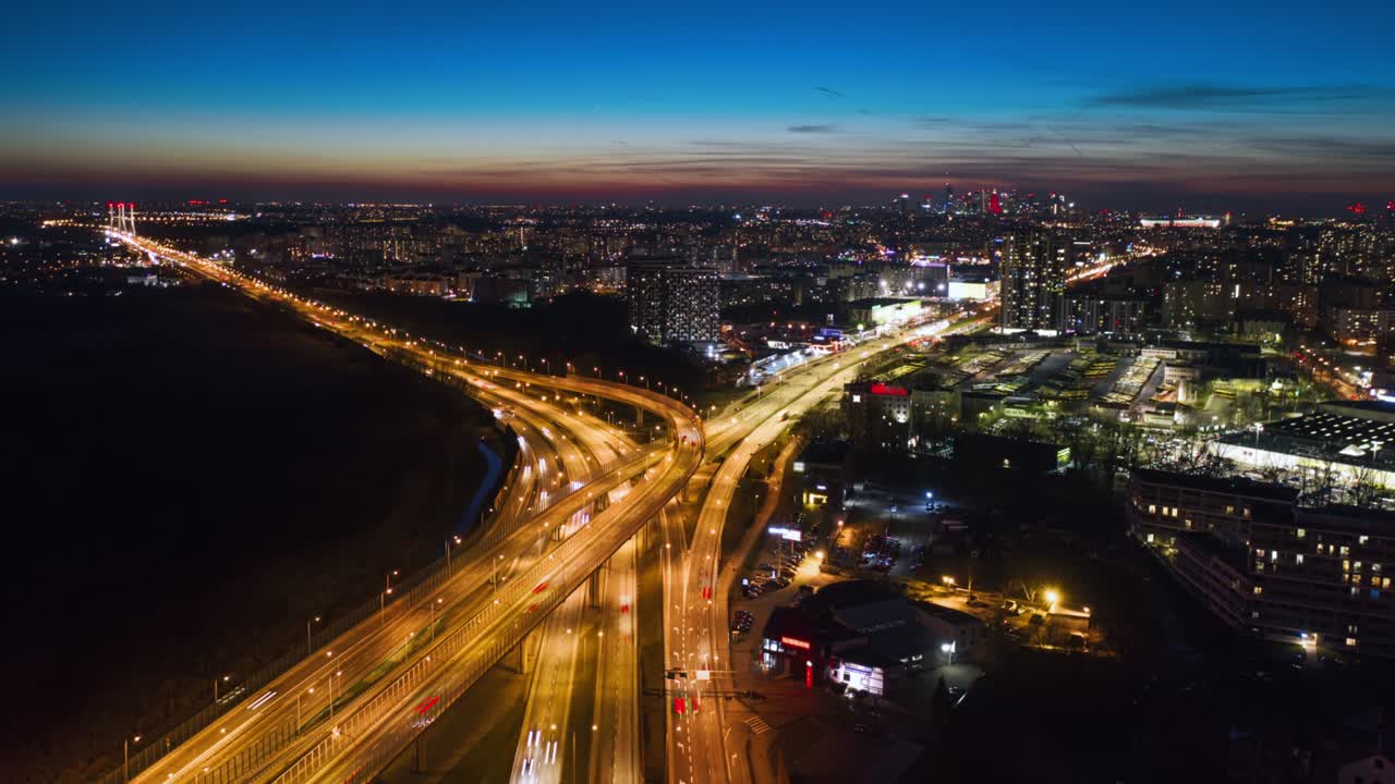 드론 타임 스 하이퍼 스 대도시 저녁부터 밤까지의 전환, 자동차 교통 순환 교차로 교차로,  뷰 교차로 고속도로 교차로.