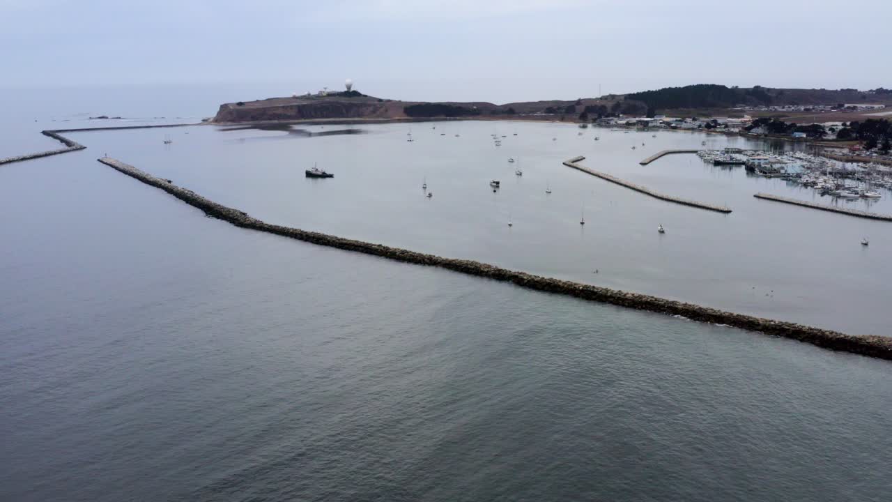 공중: 무인 항공기, 해안, 기둥 지점 및 선박 보기, 안정적으로 비행