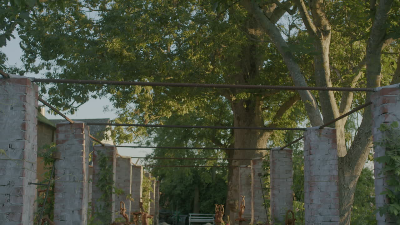 큰 벽돌 기둥,  ⁇ 으로 내려 놓은 고대 예술 사이에서 산책 경로의 느린 기울기