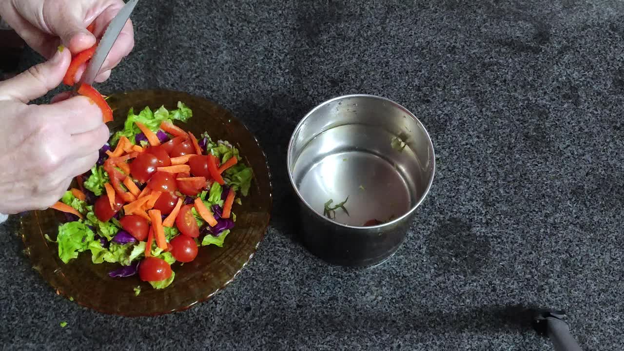 샐러드를 요리하는 백인 여성의 세로 보기