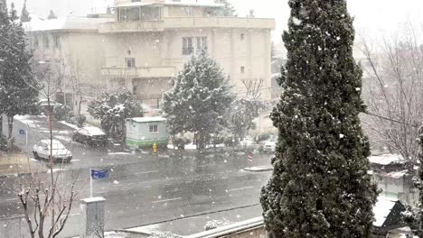 Leichter-Schneefall.-Schöne-Malerische-Winterlandschaft-Der-Stadt-Im-Nahen-Osten.-Zypressenbaum-Mit-Schnee-Bedeckt.-Autofahren-Im-Stadtzentrum.-Innenstadt-Von-Teheran.-Iran-Luxusviertel.-Nordvorgebirgsregion