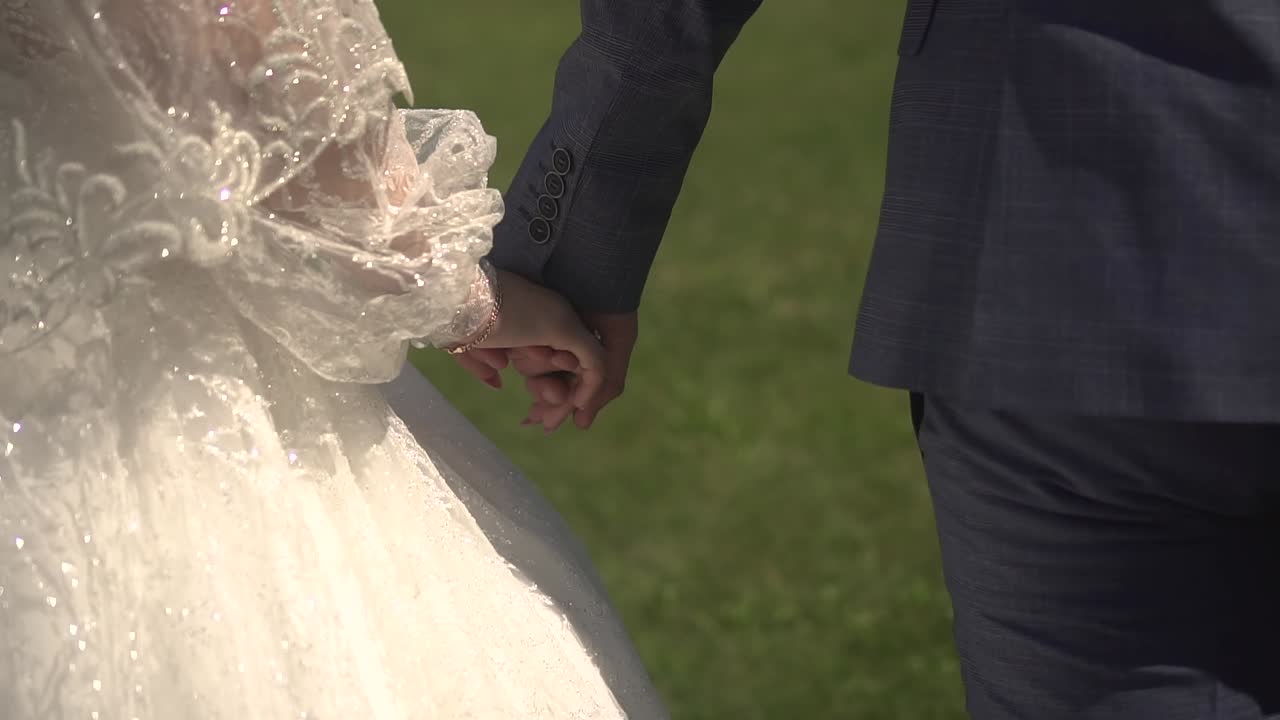 신랑과 신부의 자연에서의 산책