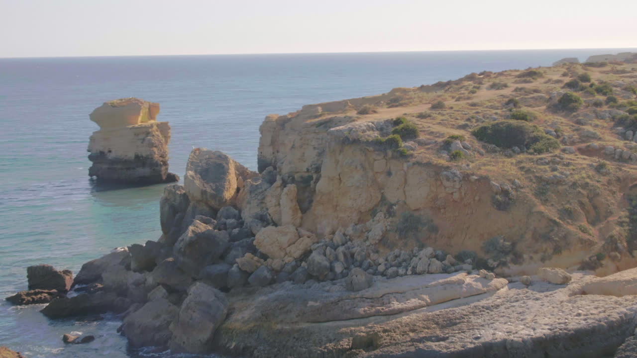 Vista aerea della costa rocciosa di Albufeira, Algarve, e dell'oceano turchese