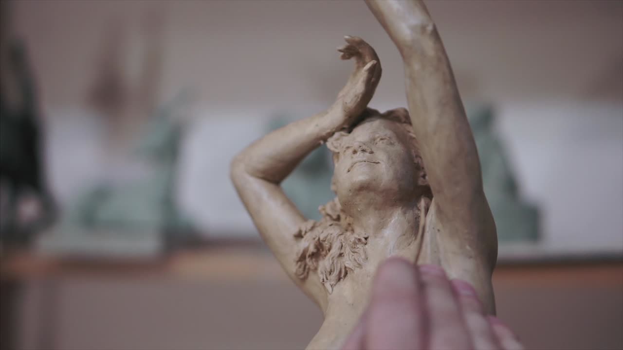 escultura de arcilla de una mujer