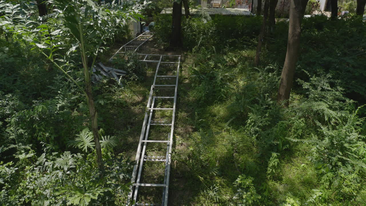 노동자 들 을 숲 에 있는 건설 현장 으로 인도 하기 위해 땅 에 놓인 금속 사이딩 레일링