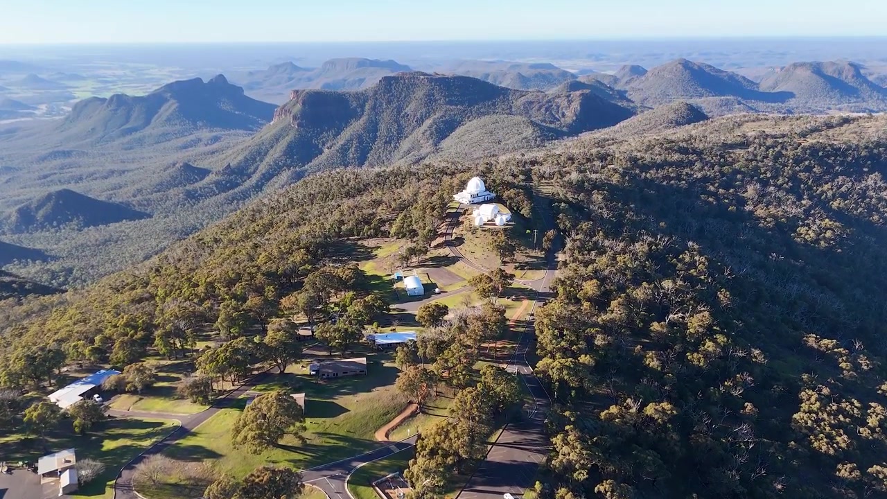 Ripresa con drone di cupole di osservatorio su una cresta montuosa nel Parco Nazionale Warrumbungle, Australia