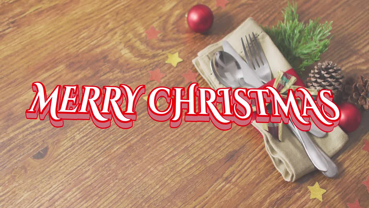 animación de saludos de navidad texto sobre cubiertos con decoraciones de navidad.