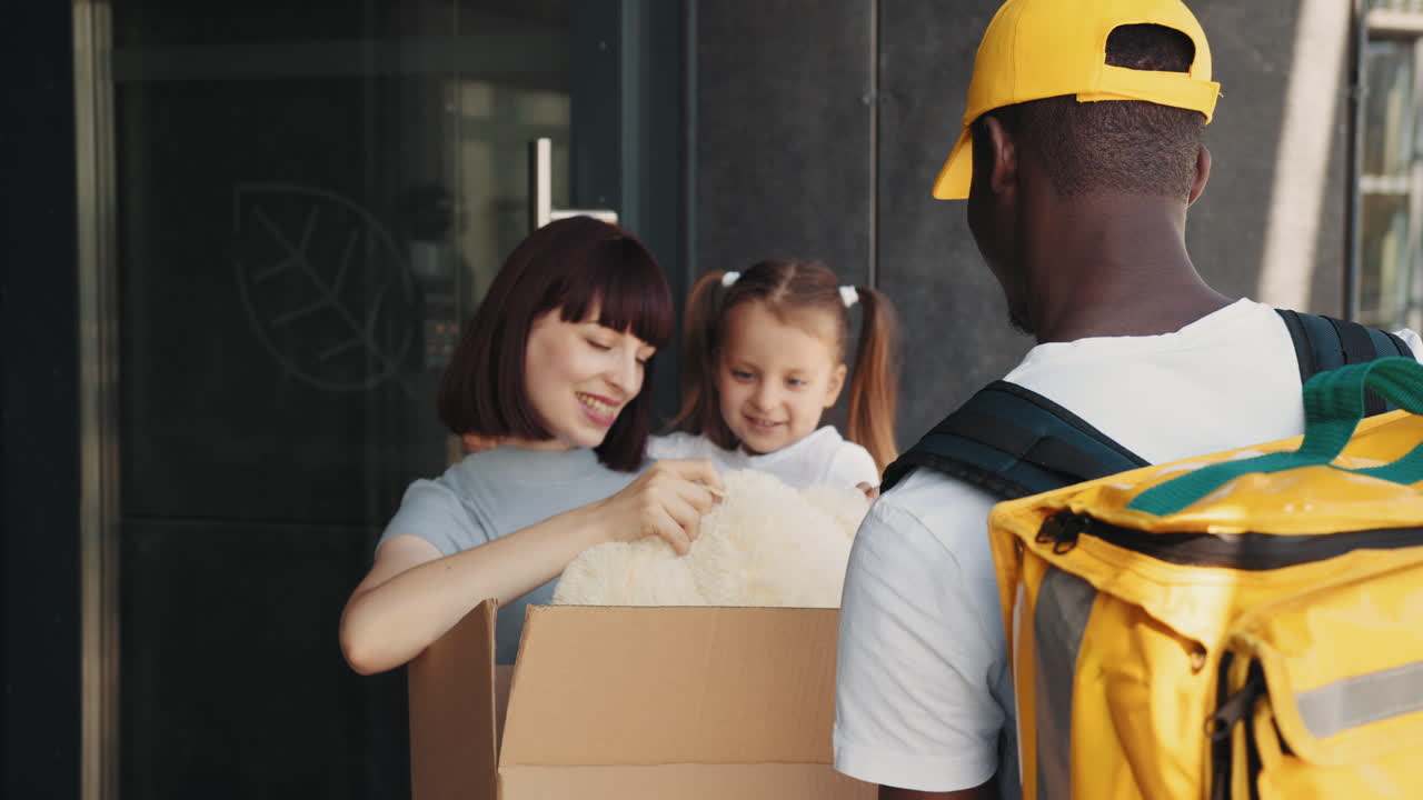 entrega de un regalo de oso de peluche