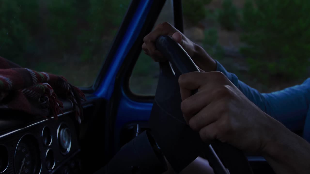 joven en un viaje por carretera en camioneta pick-up