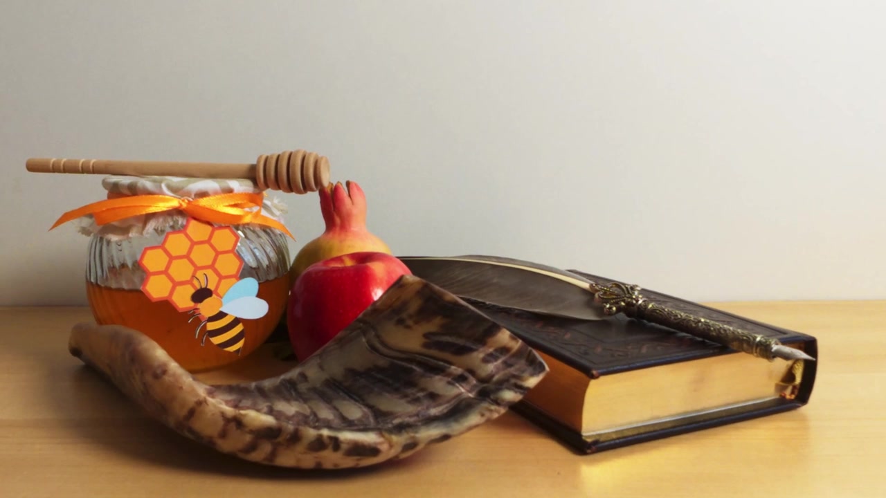 Rosch Haschana Symbole mit Honig, Granatapfel, Apfel und Schofar