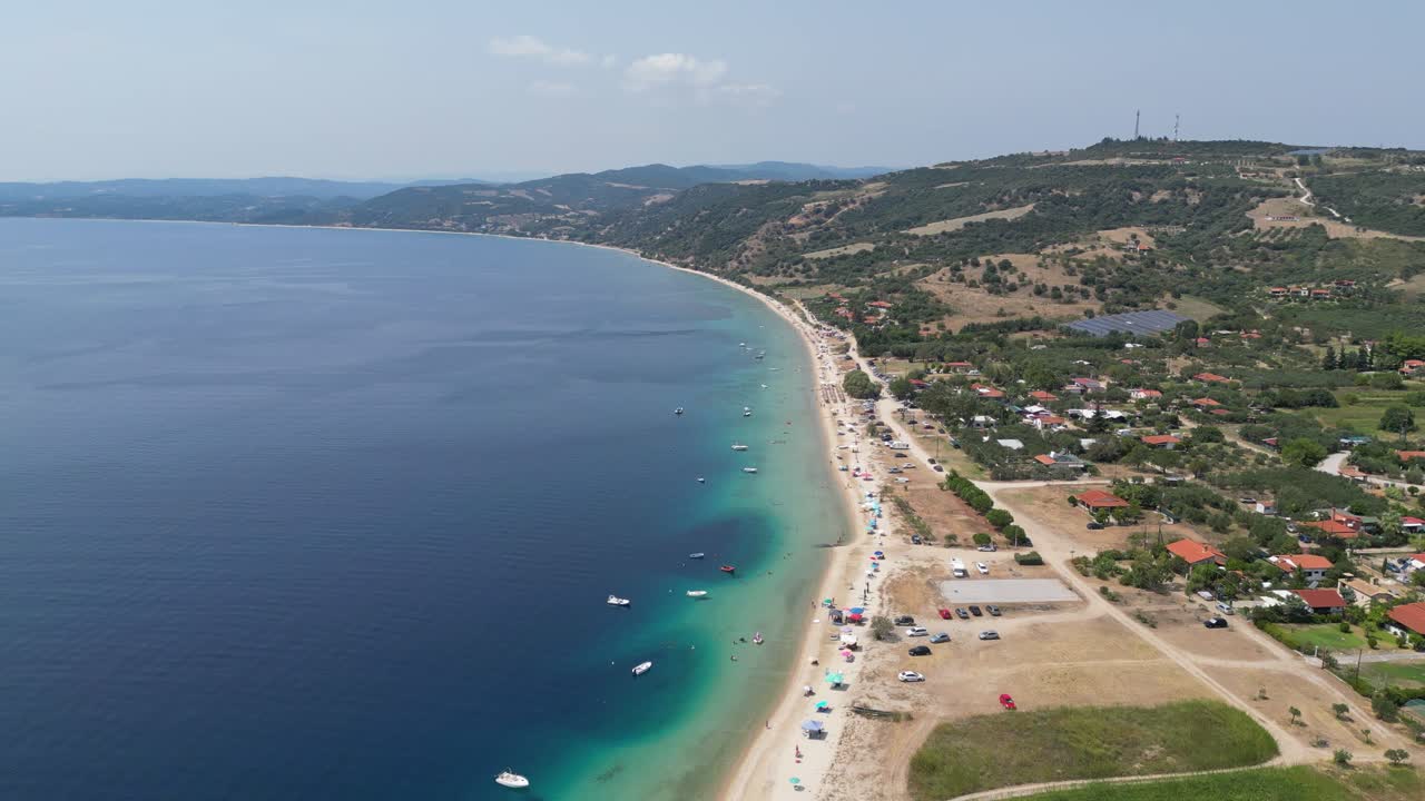la larga playa de arena en atos, halkidiki, grecia - 4k aéreo