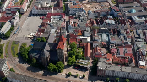 Vista-Aérea-De-La-Iglesia-De-Santa-María-En-El-Centro-Histórico-De-La-Ciudad.-Tiro-De-La-órbita-De-La-Basílica.-Parada-De-Tranvía-En-La-Parada-En-El-Ayuntamiento