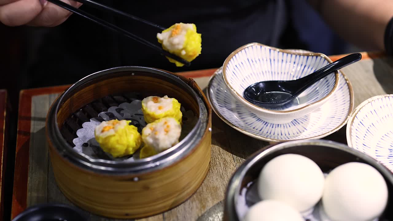 палочки для еды собирают сиу меи из бамбукового парохода