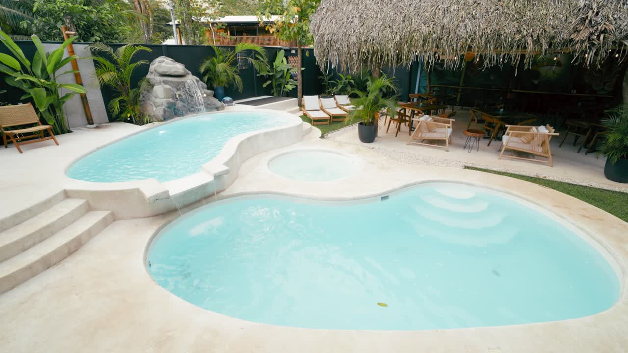 Tropisk resort med fredfyldte swimmingpools og udendørs loungeområde