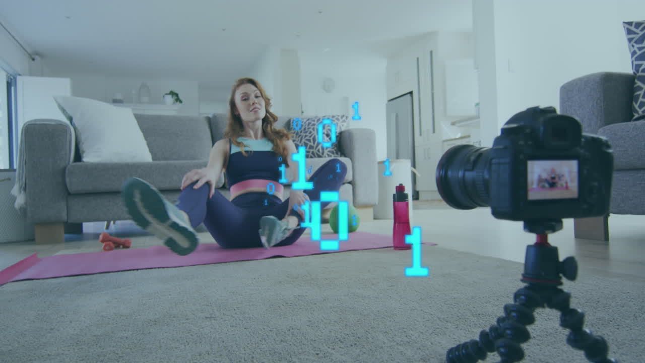 animación de códigos binarios en bucle, grabaciones de mujeres caucásicas haciendo ejercicios de estiramiento en una grabadora de video.