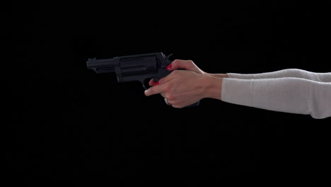 pistola apuntando hembra, amartillando y disparando sobre fondo negro