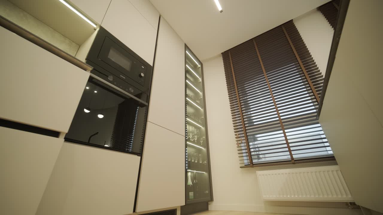 interior de la cocina minimalista moderna con grandes ventanas y tonos neutrales