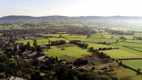 Schöne-Britische-Nordwales-Patchwork-Landschaft-Ländliche-Neblige-Ackerlandlandschaft-Luftaufnahme-Ziehen-Sie-Die-Pfanne-Nach-Rechts-Zurück