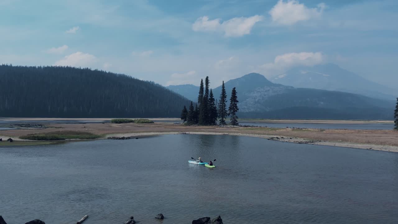 kayakistas en sparks lake, oregón