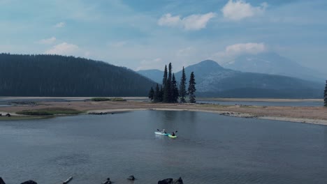 Kayakistas-En-Sparks-Lake,-Oregón