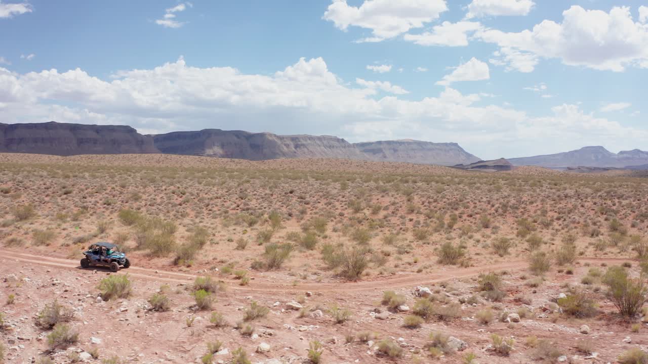 tiro de dron de dune buggy abriéndose camino a través del desierto