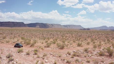 Drohnenaufnahme-Eines-Dünenbuggys,-Der-Sich-Seinen-Weg-Durch-Die-Wüste-Bahnt