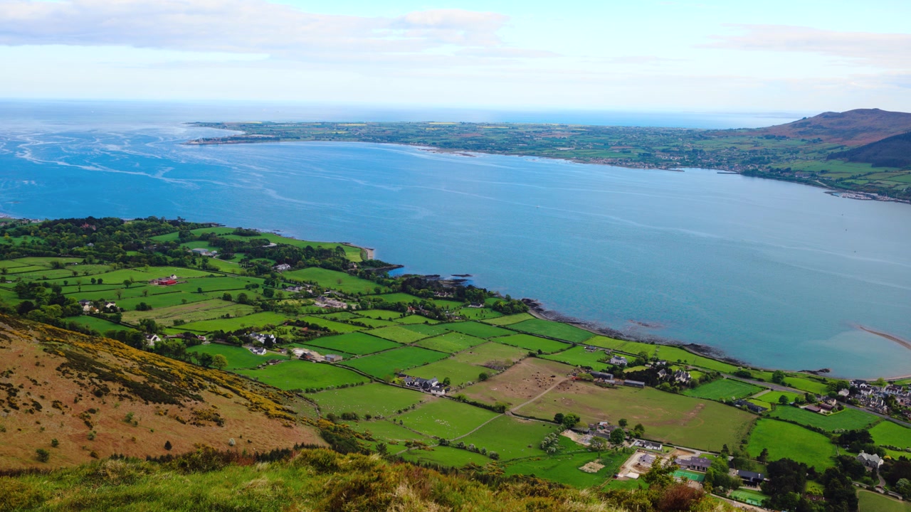 Paisagem aérea tranquila acima de Carlingford Lough de Kodak Corner na Irlanda