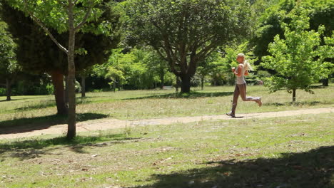 Una-Mujer-Corre-Por-Un-Sendero-En-El-Parque