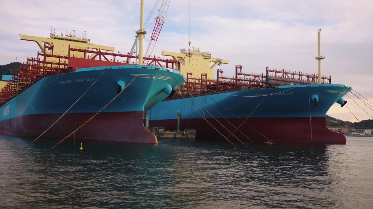 Buques portacontenedores de carga en el puerto seguro de Kure, Japón