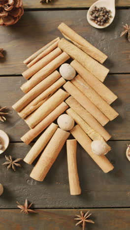 video vertical de árbol de navidad y decoración de especias en fondo de madera