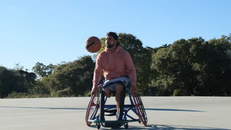 Glücklicher-Basketballspieler-Im-Sportrollstuhl,-Der-Ball-Wirft