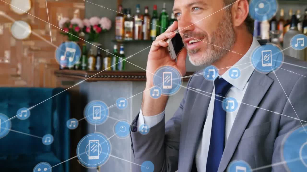 Animazione di una rete di connessioni su un uomo d'affari caucasico che parla allo smartphone