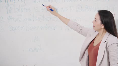 그룹 아시아 여성 대학생은 교실에서 여성 교사 교수와 함께 설명하고 발표합니다.