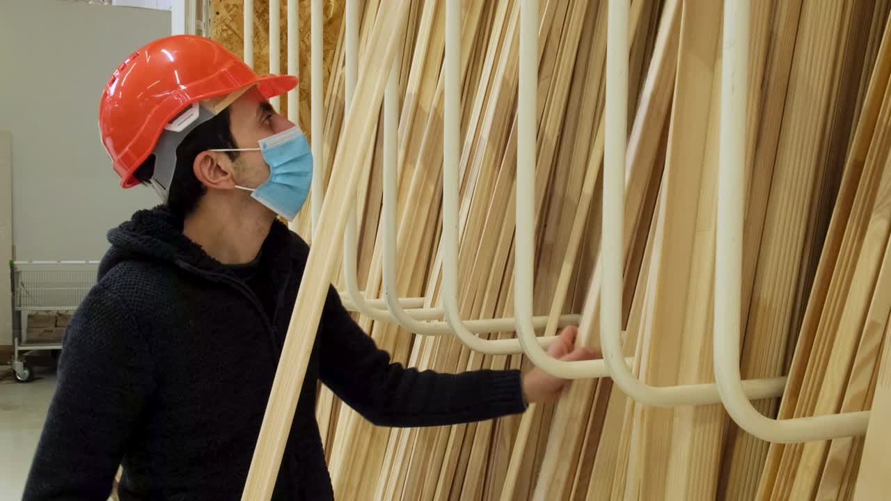 el hombre elige las tablas para la construcción. foco selectivo.