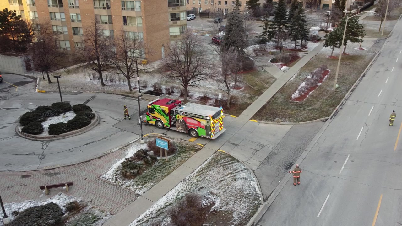 Vue aérienne de camions de pompiers et de pompiers traversant les rues, à Brampton, Canada.