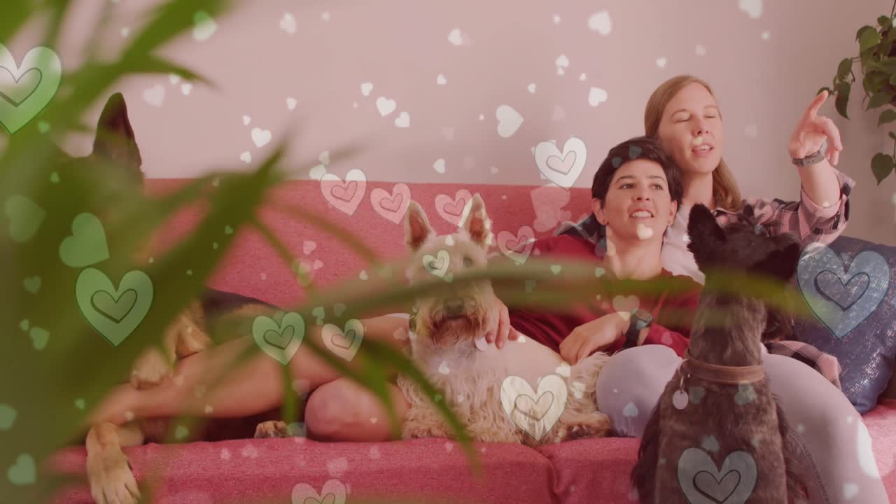 코카시안 여성 부부가 반려견과 함께 소파에 앉아있는 심장의 애니메이션