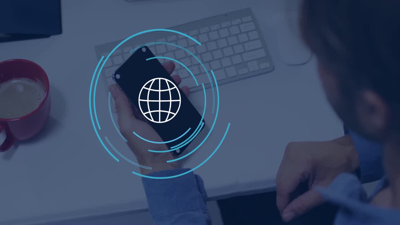 animación del ícono del globo sobre el empresario caucásico usando el teléfono inteligente en la oficina